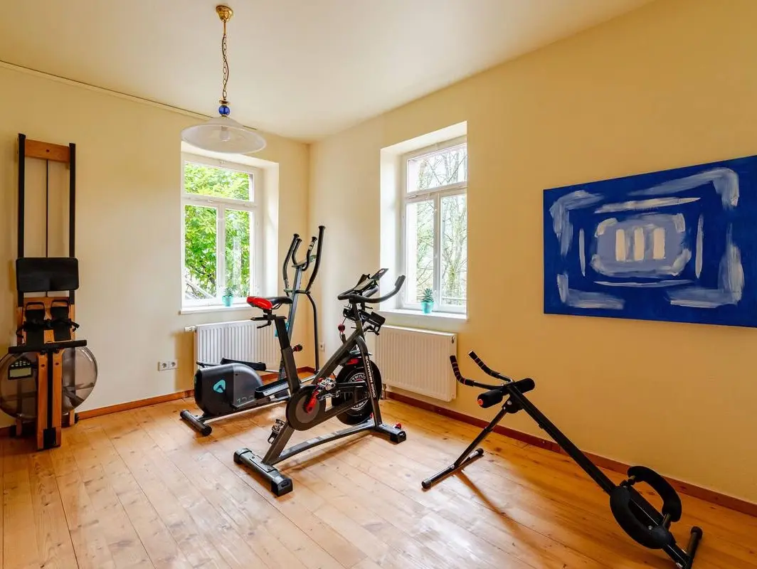 Exklusiver Wellness-Bereich mit zwei Saunen und Fitness-Geräten