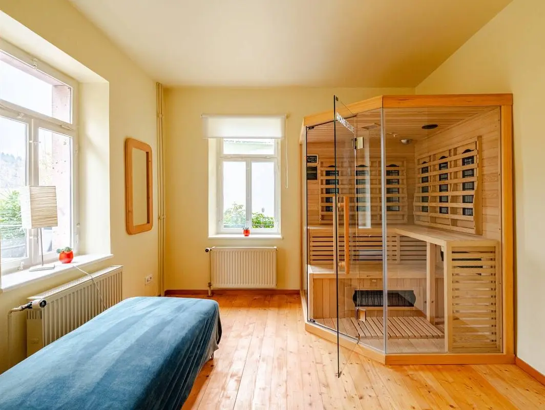 Exklusiver Wellness-Bereich mit zwei Saunen und Fitness-Geräten